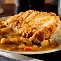 Karê é um dos pratos mais populares no Japão e tem origem indiana e é conhecido no Brasil como curry. No estilo japonês o molho é mais encorpado e leva batata, cenoura e pedacinhos de carne para dar mais sabor ao prato. A montagem final do prato é feita com arroz japonês, molho de karê e a carne escolhida. O resultado é um prato muito saboroso, principalmente pelo karê ser bem temperado e picante e o arroz japonês não levar tempero algum. Tudo isto com o complemento da carne que você escolheu. Vale a pena provar e conhecer este saboroso prato!