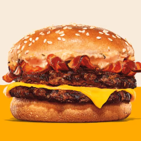 Um hambúrguer com duas carnes bovinas grelhadas de 57g, pão com gergelim, queijo derretido, fatias de bacon crocante e o exclusivo molho bk stacker.