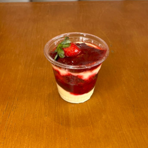 copo com bolo de red velvet recheio de ninho e geleia de morango.