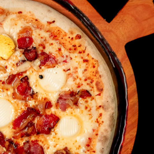 massa, molho, mussarela, bacon e ovos