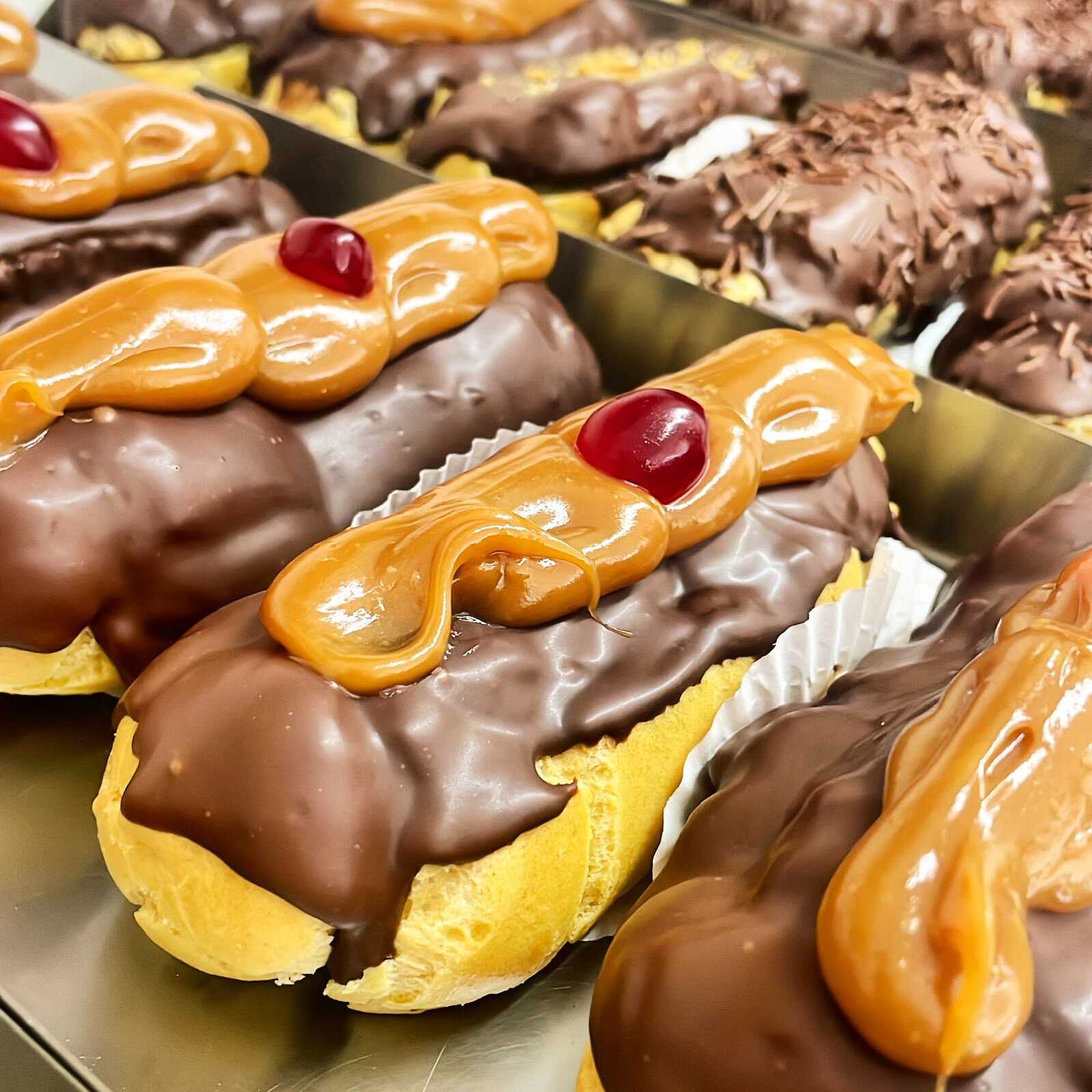 Conhecida também como bomba.
Massa patisserie recheado com creme de chocolate ou doce de leite, cobertura de chocolate e uma linda decoração.