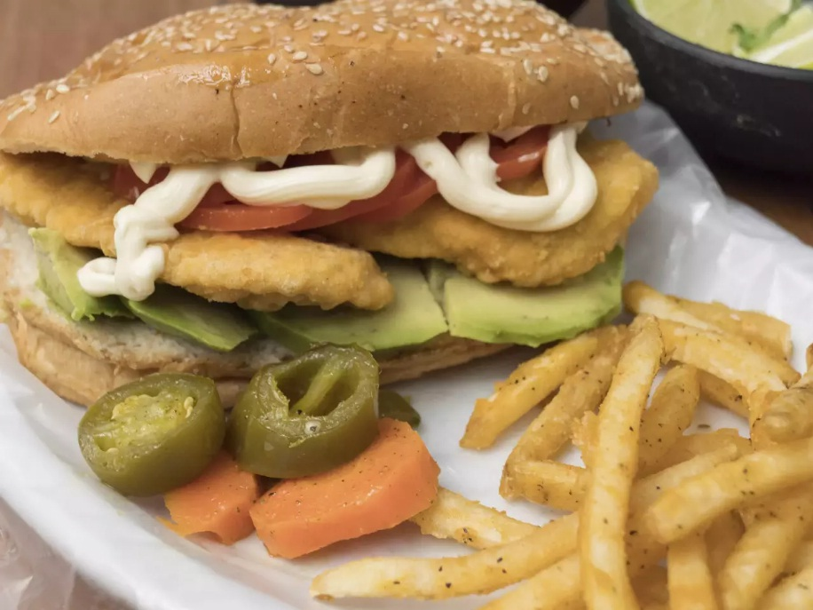 Torta De Pechuga De Pollo Empanizada