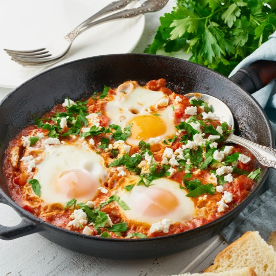 HUEVOS RANCHEROS CON NOPALES AL AJILLO