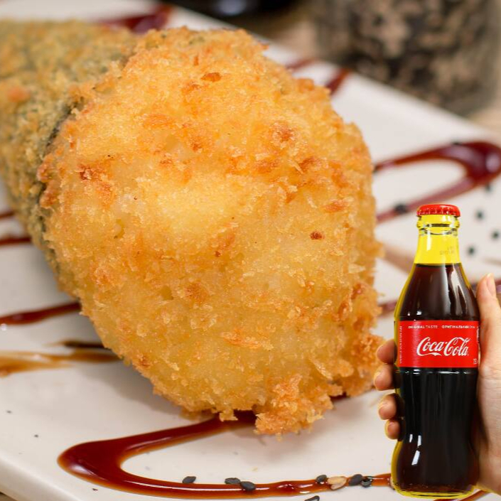 Temaki frito com recheio de salmão temperado, arroz japonês preparado no ponto certo, cream cheese e nori crocante. Uma combinação suave, envolvente e cheia de sabor + Coca Cola 350ml Grátis. Se preferir Coca Zero, é só informar nas observações.
