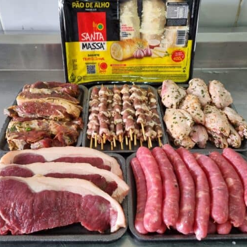 1 Peça de Picanha Grill (1kg a 1,2kg), 1kg de Contra Filé Grill, 1kg de Linguiça, 1kg de Drumet, 1kg de Sobrecoxa na Mostarda, 500g de Filé de Costela Suíno, 500g de Picanha Suína, 400g de Coração, 1 Pacote de Queijo Coalho (4 Espetos), 2 Pacotes de Pão de Alho, 1 Pacote de Sal, 1 Saco de Carvão.