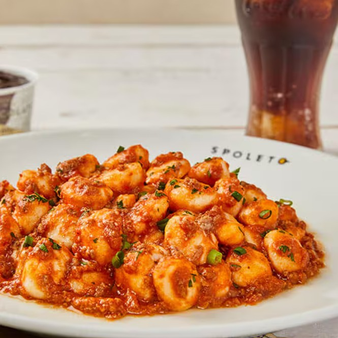 200g de Gnocchi (nhoque) com 2 conchas de molho e ingredientes à sua escolha + Bebida + Sobremesa. Parte dos lucros desse combo é doado ao Instituto da Criança. Peça o seu e faça o bem! **O dólar não é dado ao cliente, mas um desconto equivalente a 1 dólar é aplicado no produto.