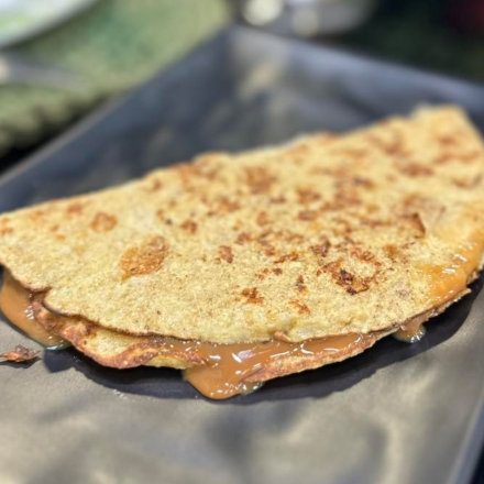 Panqueca a base de banana, ovos , farinha de aveia, recheada com doce de leite.
