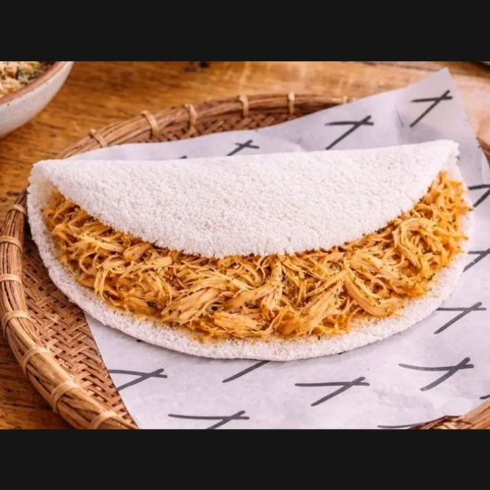 Massa de Tapioca recheada com frango desfiado e deliciosamente temperado