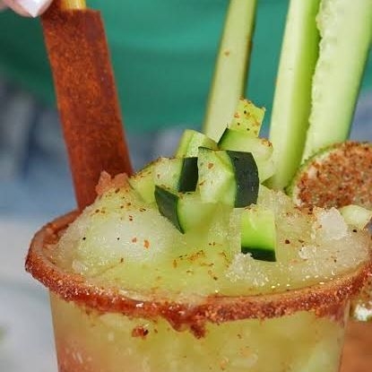 Chamoyada de pepino con limón, vaso 16 onz