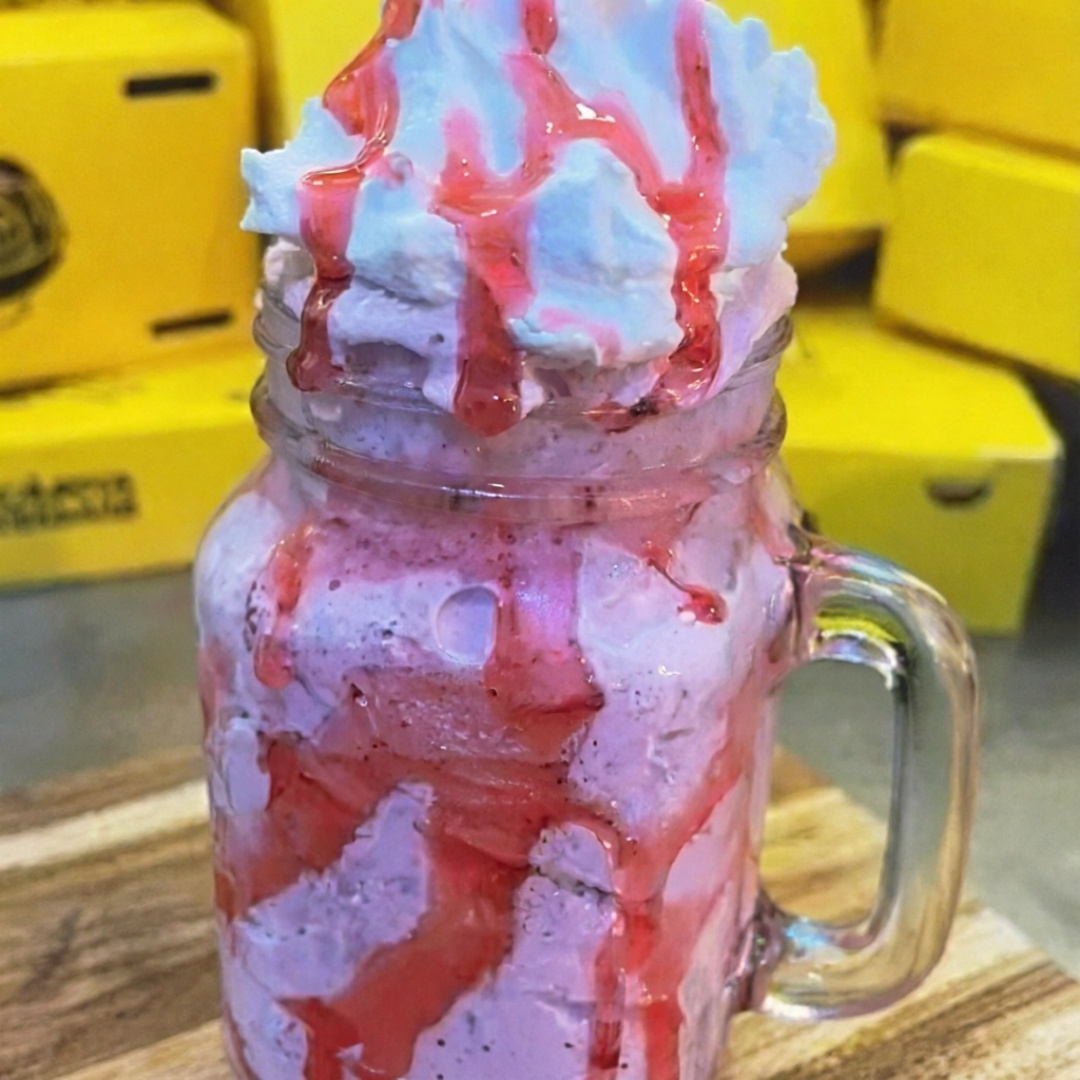 O Queridinho da galera, preparado com morango de verdade e com uma calda deliciosa, excelente pra dias de calor! (e de frio também)