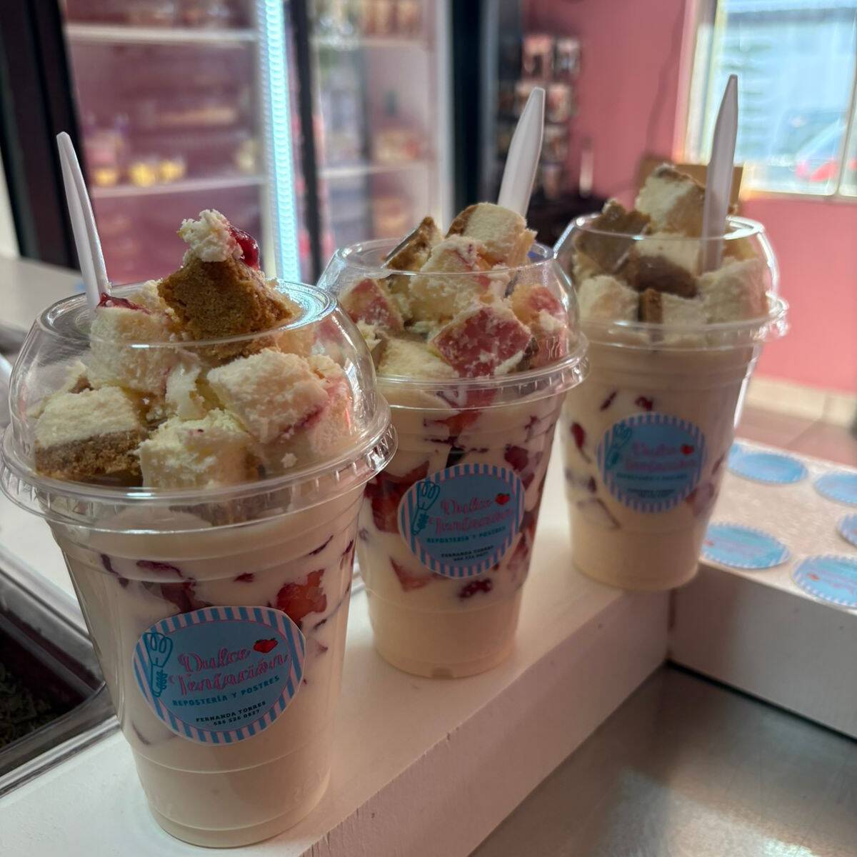 FRESAS CON CREMA Y PAY DE QUESO