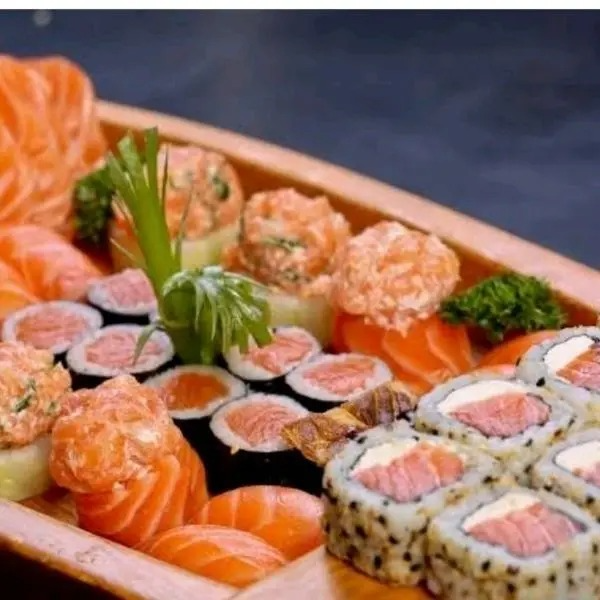 Uma seleção refinada com 20 peças preparadas com salmão fresco e camarão suculento ,criando um equilibrio perfeito entre maciez, sabor e leveza ,cada peça é montada com técnica e cuidado,valorizando a qualidade dos ingredientes e a apresentação
