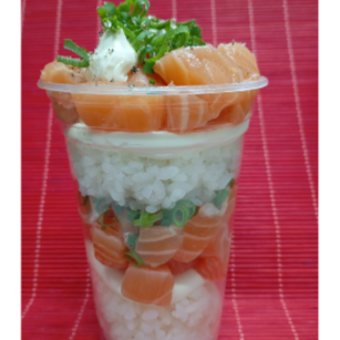 Copo 500ML - Camadas de arroz, Salmão em cubos, cream cheese, cebolinha e gergelim.