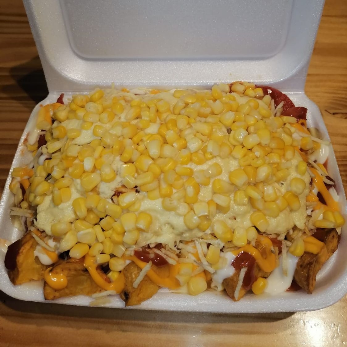 Salchipapa Grande con Maíz.