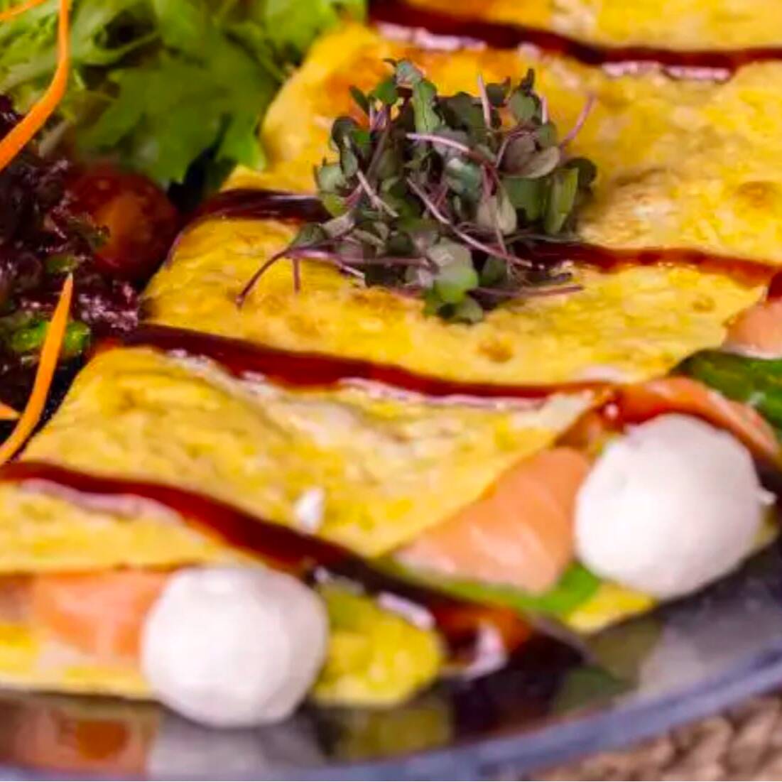 recheado com guacamole, rúcula, salmão curado, queijo de cabra, teriaky e salada