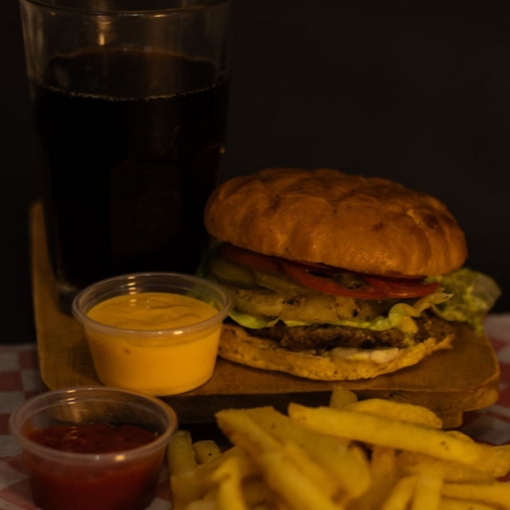Hamburguesa con Piña y Papas