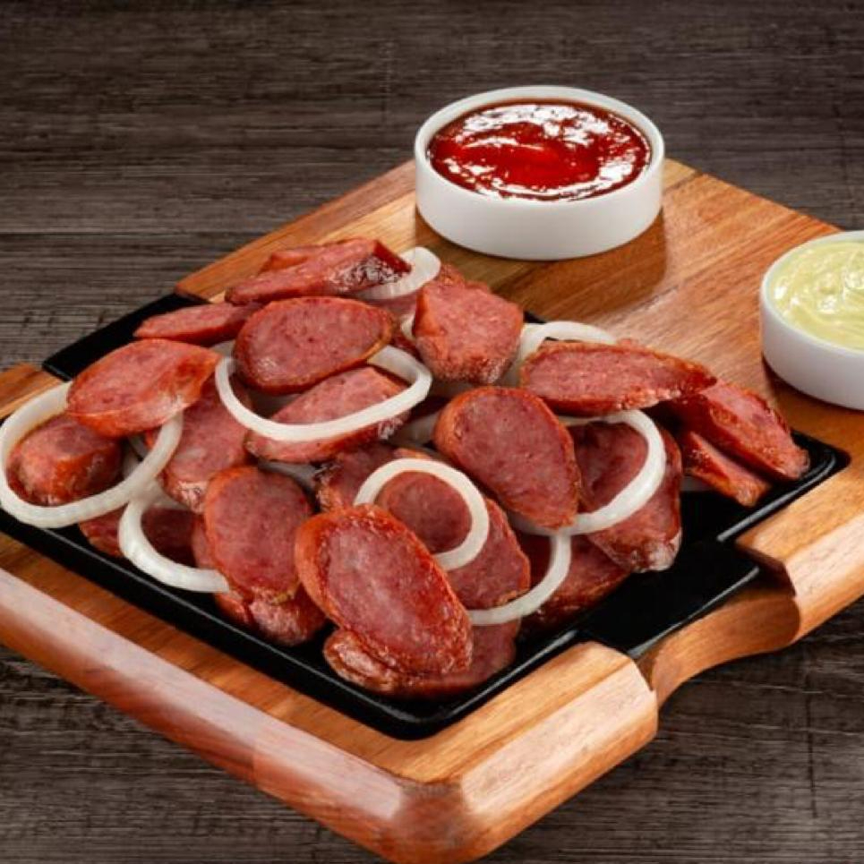 calabresa fatiada com cebola