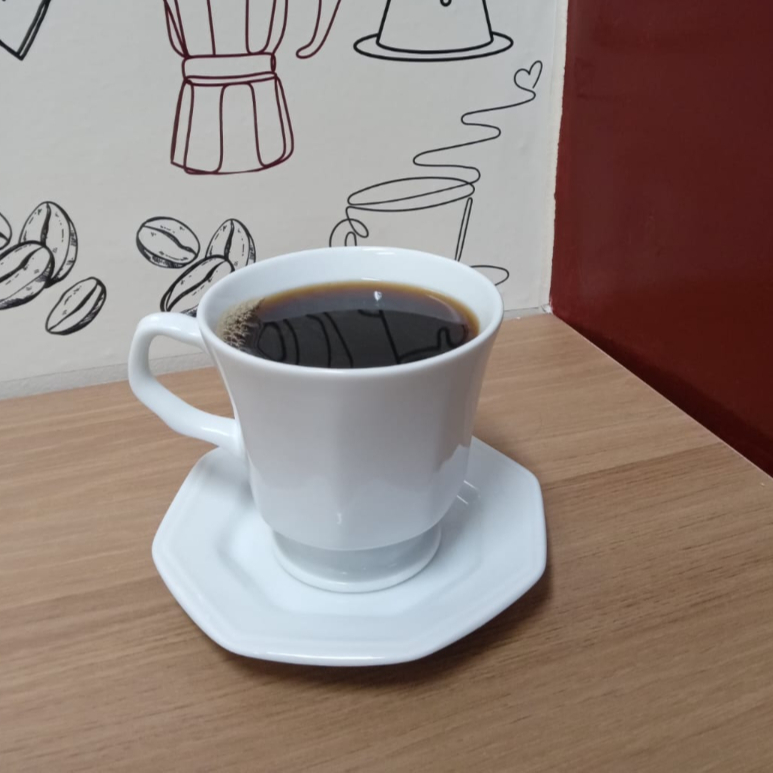 O Café Coado 120 ml oferece todo o aroma e sabor do café fresco, ideal para quem aprecia a tradição do café coado na medida certa.
