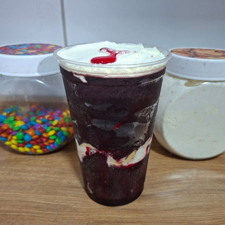 Manuella Açaí & Cia Prepare-se para uma explosão de sabores e qualidade! Nosso açaí de 700 ml é cremoso, geladinho e irresistível. Perfeito para quem ama energia, sabor e aquele toque especial que só a Manuella Açaí & Cia oferece. Monte do seu jeito com os melhores acompanhamentos e sinta o verdadeiro gosto da felicidade!