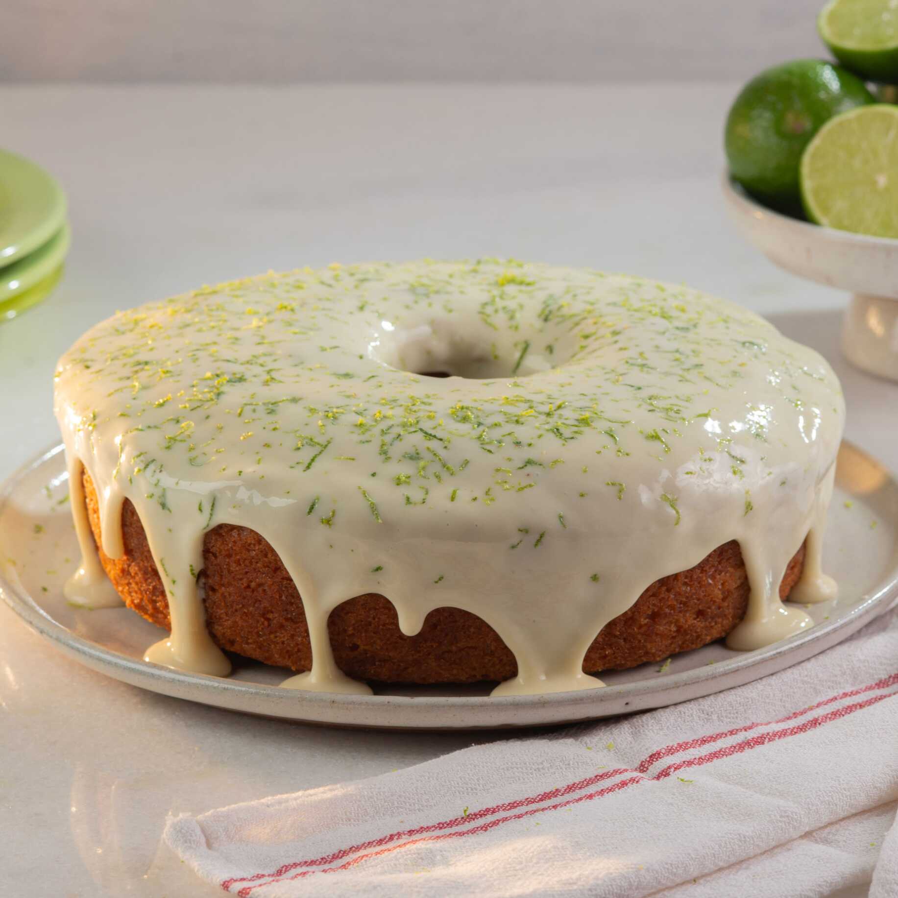 Delicioso Bolo de limão caseiro, com suco na massa, com cobertura de mousse de limão, polvilhado com raspas de limão. Imagem meramente ilustrativa.
Bolo pequeno serve até 8 fatias
Bolo grande serve até 16 fatias