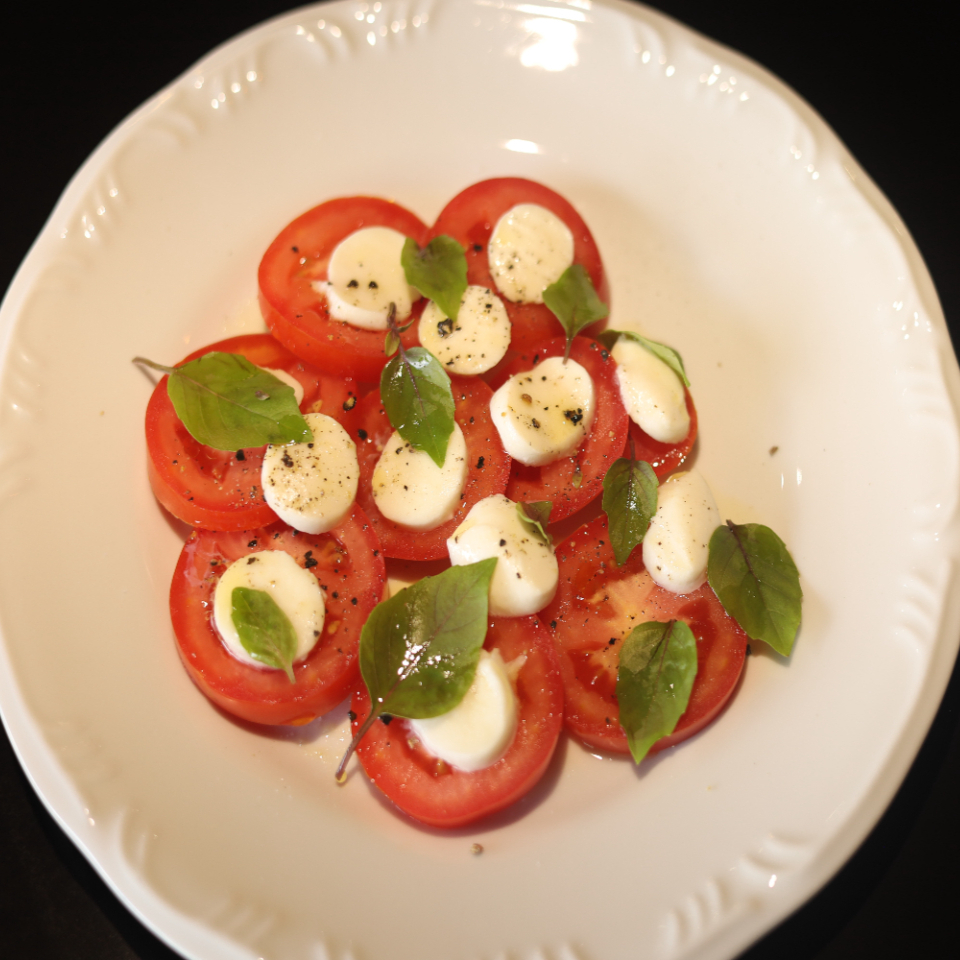 Um pedacinho da Ilha de Capri, uma leve, refrescante e deliciosa entrada. Tomate, mozzarela de búfala, manjericão fresco, azeite de oliva