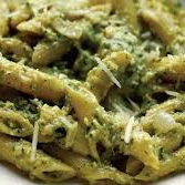 O pesto de manjericão, também conhecido como pesto alla Genovese, é um dos tipos de pesto mais populares. A receita tradicional inclui manjericão fresco, alho, pinhões, queijo parmesão