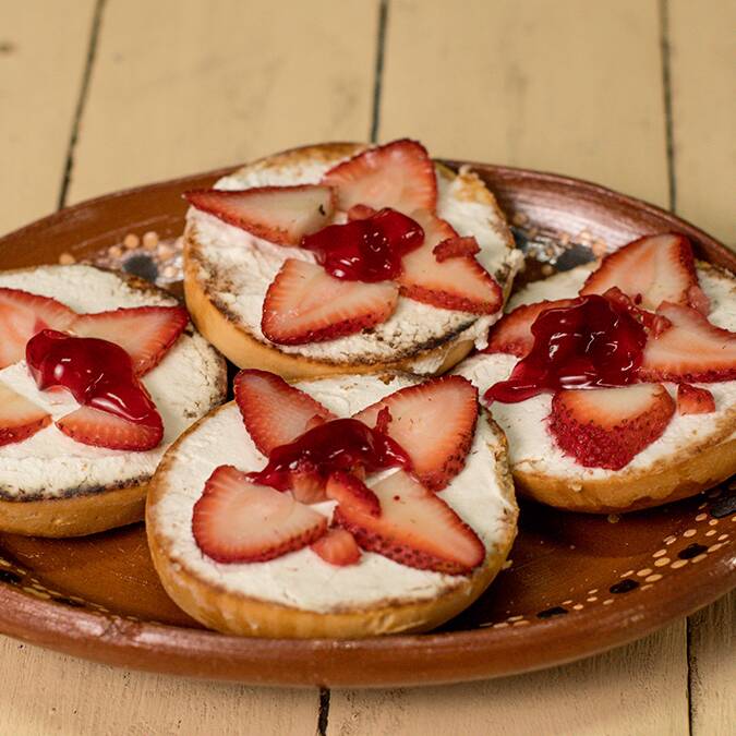 1/2Orden de Bisquet con Queso Crema y Fresas
