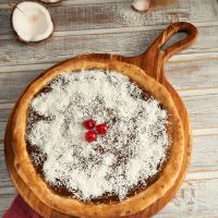 "Irresistível! Pizza com massa tradicional, muçarela, chocolate cremoso Nestlé, coco ralado e o brilho das cerejas selecionadas. O equilíbrio ideal entre a cremosidade do chocolate e o frescor do coco. Peça a sua!"