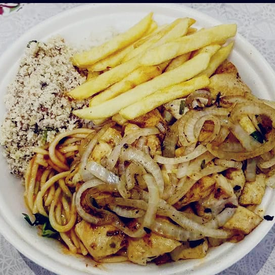 ( Obs: Nossas refeições não acompanham batata frita a não ser que seja pago o adicional).Tirinhas de frango grelhadas e temperadas no capricho. Acompanha arroz soltinho, feijão saboroso e farofa crocante. Leve, saboroso e cheio de carinho!