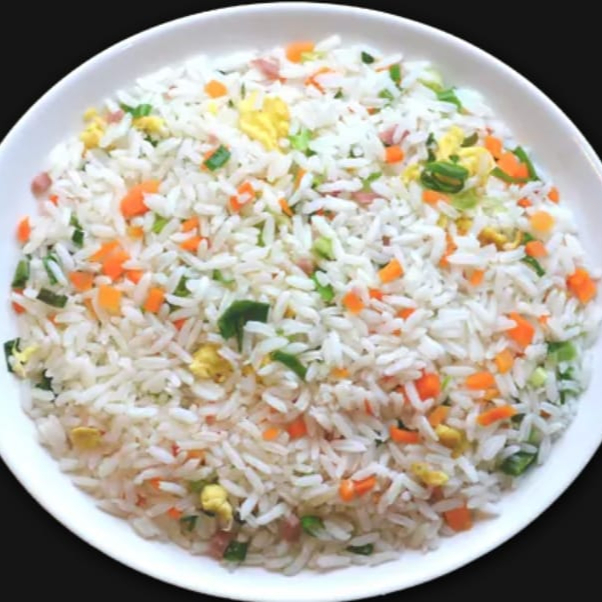 arroz com ovo mexidos, cenoura picada, presunto, e cebolinha.