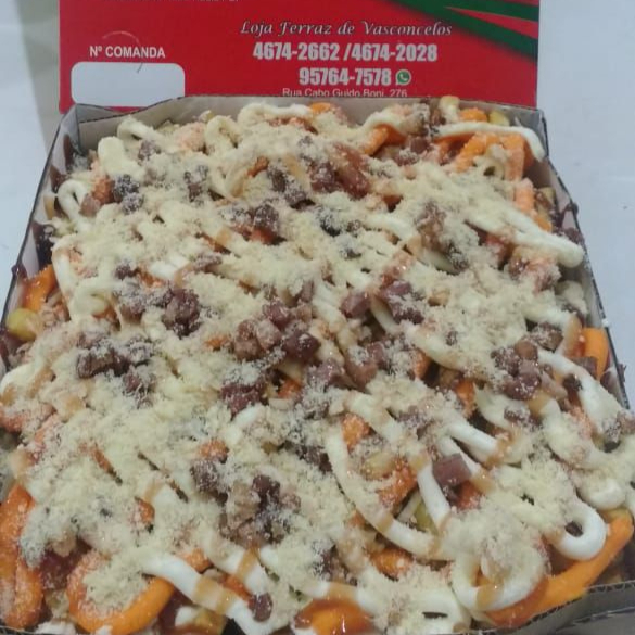 Batata frita com os acompanhamentos.