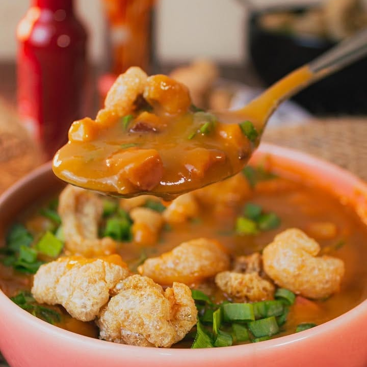Caldo misto, feijão de mandioca, pote de 500 ml, acompanha torresmo e cebelinha