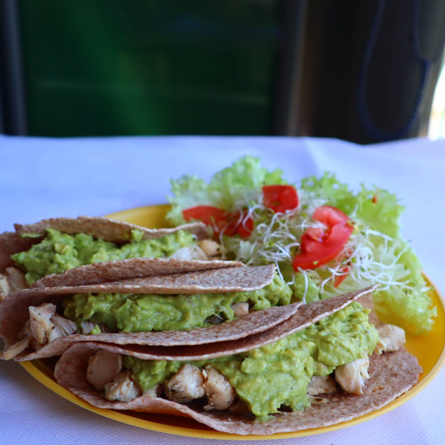 Tacos de Pollo y Guacamole con bebida fresca