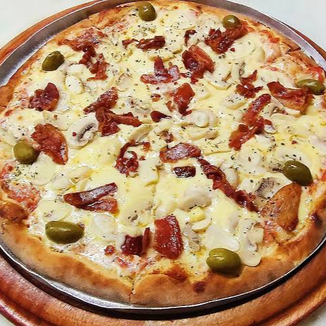 Molho de tomate, champignon, cebola, mussarela, catupiry e bacon.