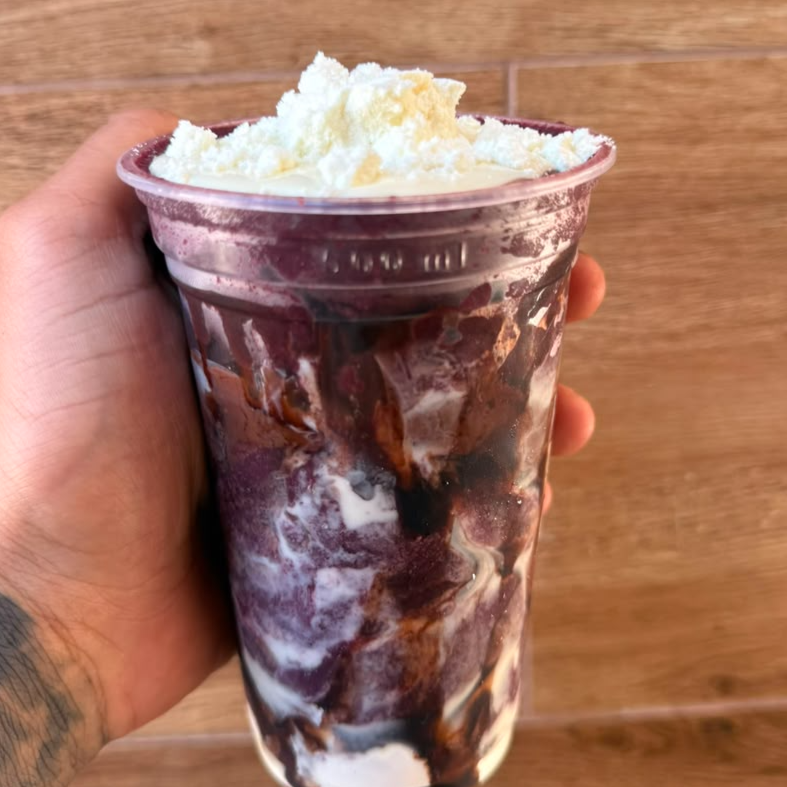 Descubra o nosso Açaí , uma delícia artesanal sem corantes nem conservantes, que irá surpreender seu paladar com sua singularidade. Este prato, pertencente à nossa categoria 'Queridinho', oferece 4 adicionais gratuitos, cuidadosamente montados em camadas, proporcionando uma experiência gustativa diferenciada. Com a combinação perfeita, este açaí é uma verdadeira celebração de sabores.
#Açaí300ml #Artesanal #Semcorantes #Semconservantes #Adicionaisgrátis #Experiênciagustativa #Saúde #Sabor