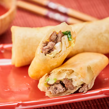 Tradicional e sempre delicioso! Harumaki recheado com carne e legumes frescos, frito até a perfeição.