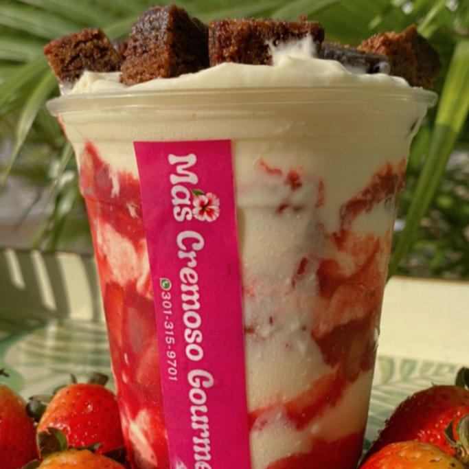 Fresas Cremosas 16 Onzas con Brownie Melcochudo
