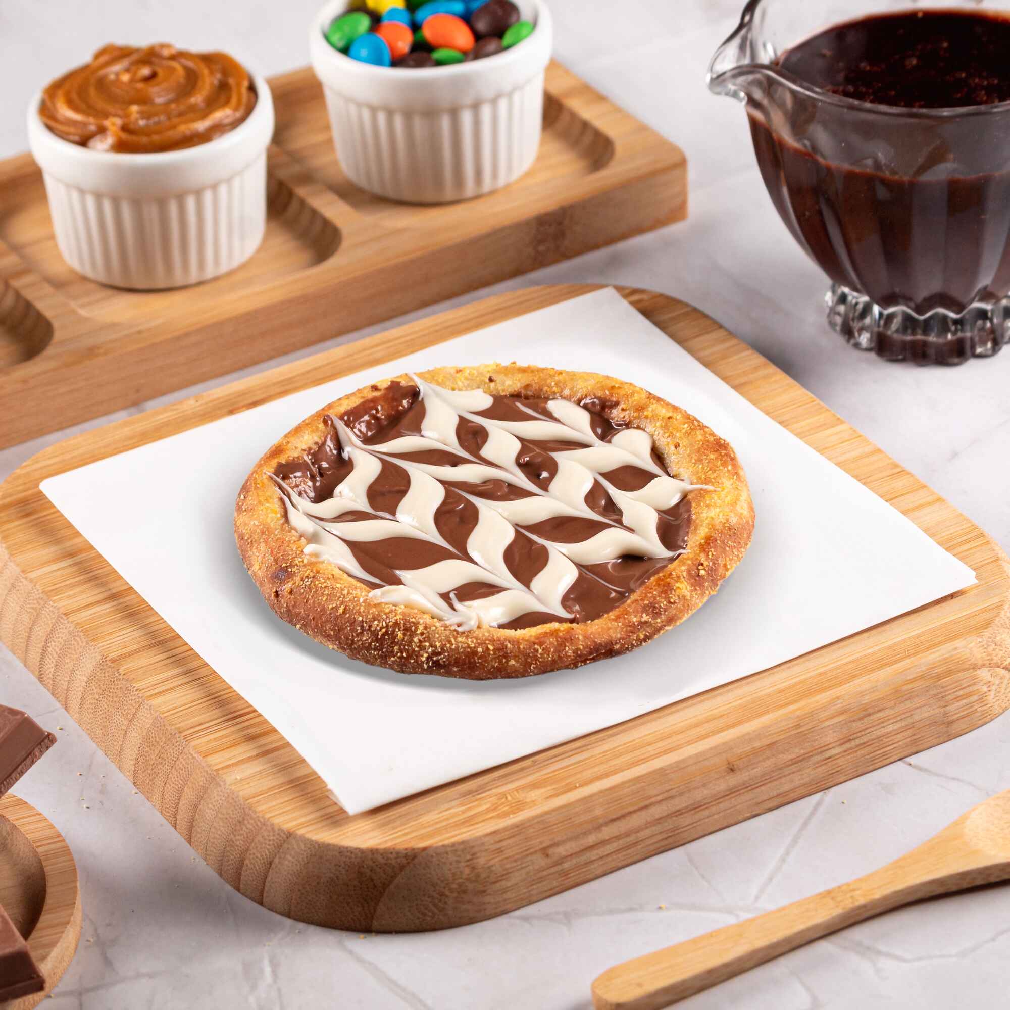 Recheada com chocolate branco e chocolate ao leite, uma mistura perfeita para quem ama chocolate.