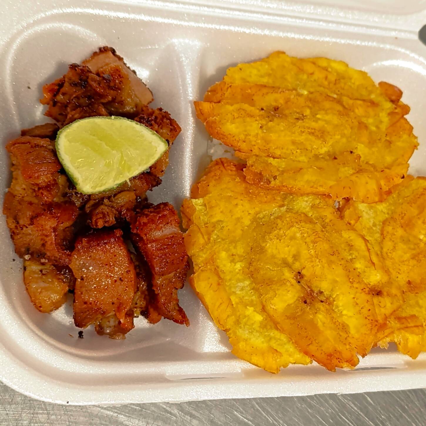 Patacón con Chicharrón+ Jugo Maracuyá