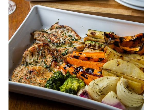 Filé de frango grelhado com estragão. Acompanha legumes cozidos ao vapor e arroz de alho.