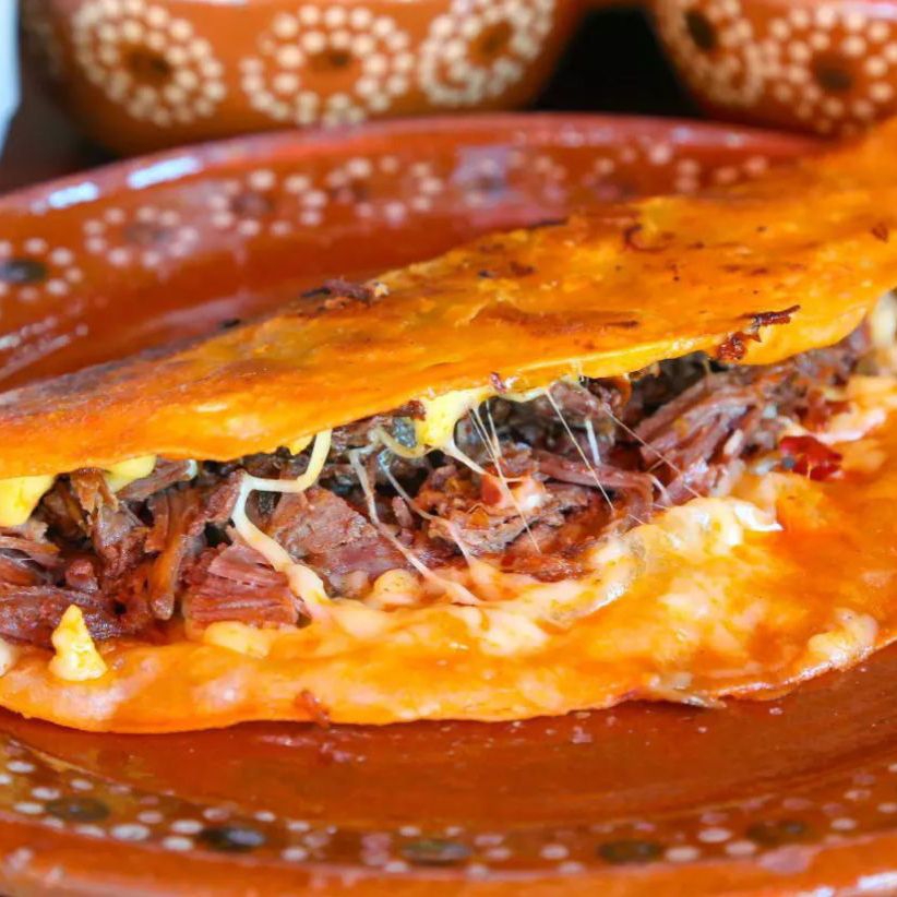 Quesadilla de Harina de Birria Dorada