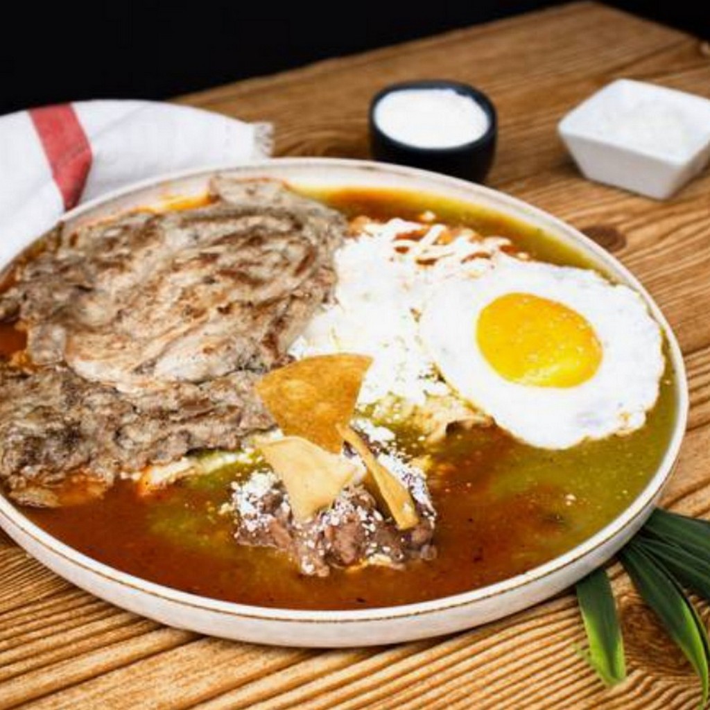 Enchiladas con Bistec Asado y Un Huevo Estrellado