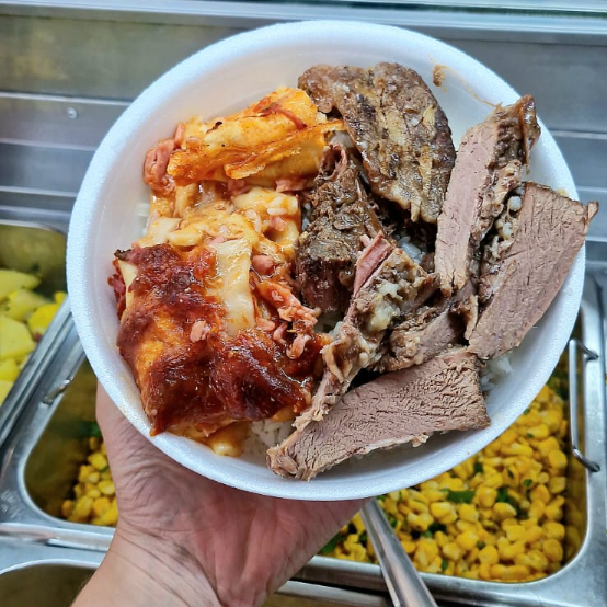 Arroz, feijão, 3 acompanhamentos e salada grátis.