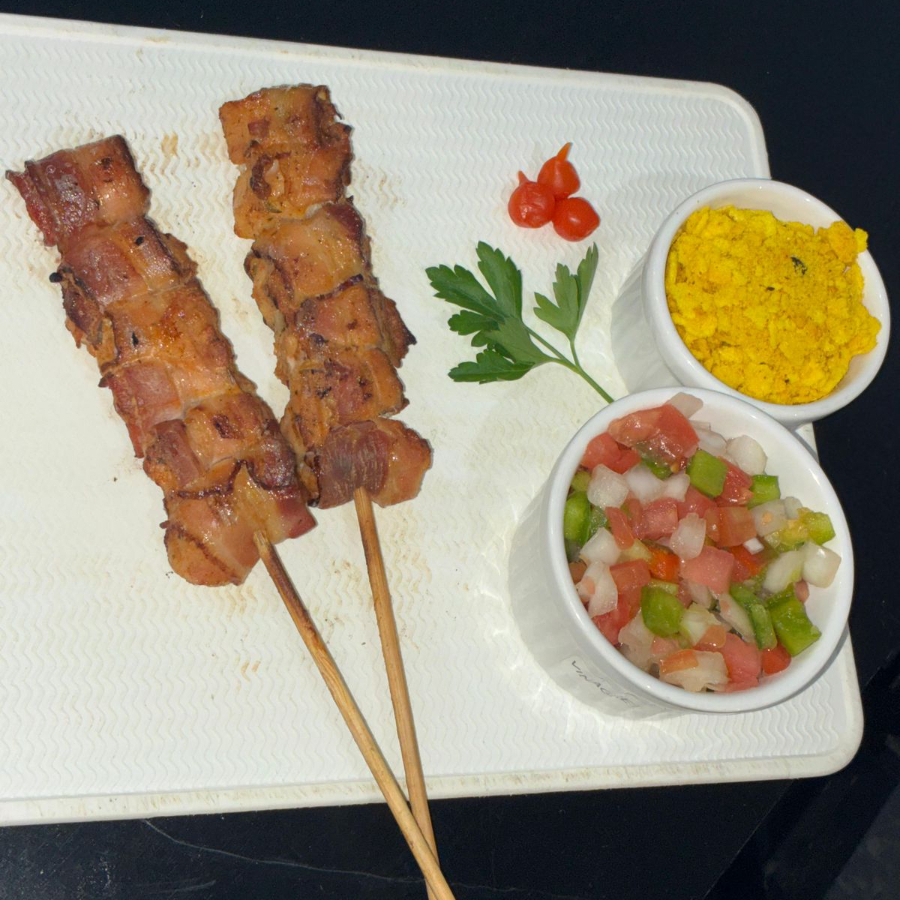 Frango, bacon, pimentão e cebola.
