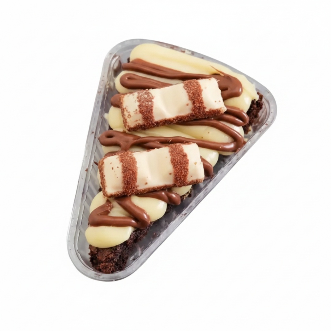 Uma deliciosa fatia de brownie feito com chocolate 50% cacau, recheada com brigadeiro branco cremoso com nutella e bombom Kinder Bueno. Aprox. 130g