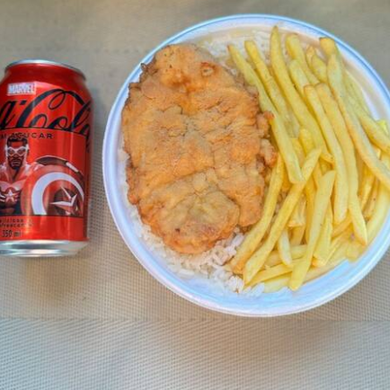 Marmita com delicioso filé de frango empanado na massa crocante acompanhado de arroz branco, feijão e batatas fritas. Acompanha refrigerante Coca Cola lata Zero sem açúcar 350ml bem gelada. Marmita indicada para 01 pessoa.