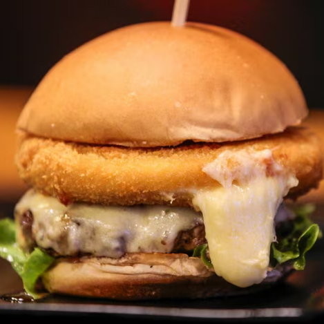 Hambúrguer 160g, Muçarela Empanada 130g, Mais Muçarela, Alface Crocante, Tomate e Molho Defumado, para Uma Lapada Gigante de Sabor e Crocância.
