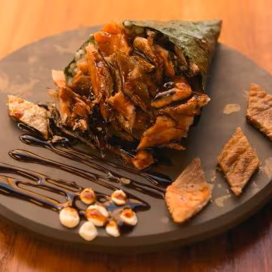 Recheado Com Pele De Salmão Crocante E Chinesa, Complementado Por Cream Cheese E Um Toque De Cebolinhas Frescas, Envolto Em Alga Nori Crocante.