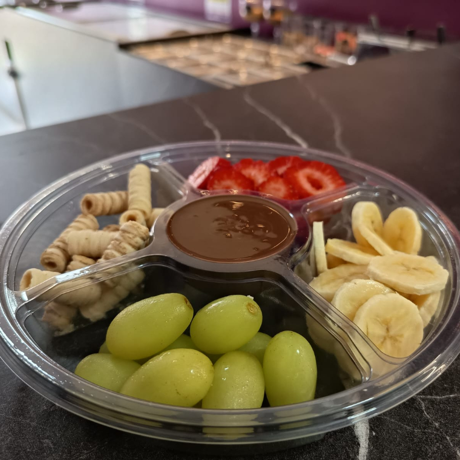 Deliciosa combinação entre uva, morango, banana, chocolate e tubinhos crocantes