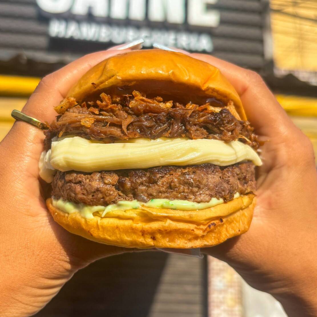 Pão macio tostado na chapa, burger artesanal suculento de 130g, costela desfiada super macia, catupiry cremoso, cebola crispy crocante, barbecue defumado e maionese verde especial, criando uma combinação intensa, cremosa e cheia de sabor em cada mordida.
🔥 Um hambúrguer robusto, carregado e sem economia — feito pra quem quer comer de verdade.